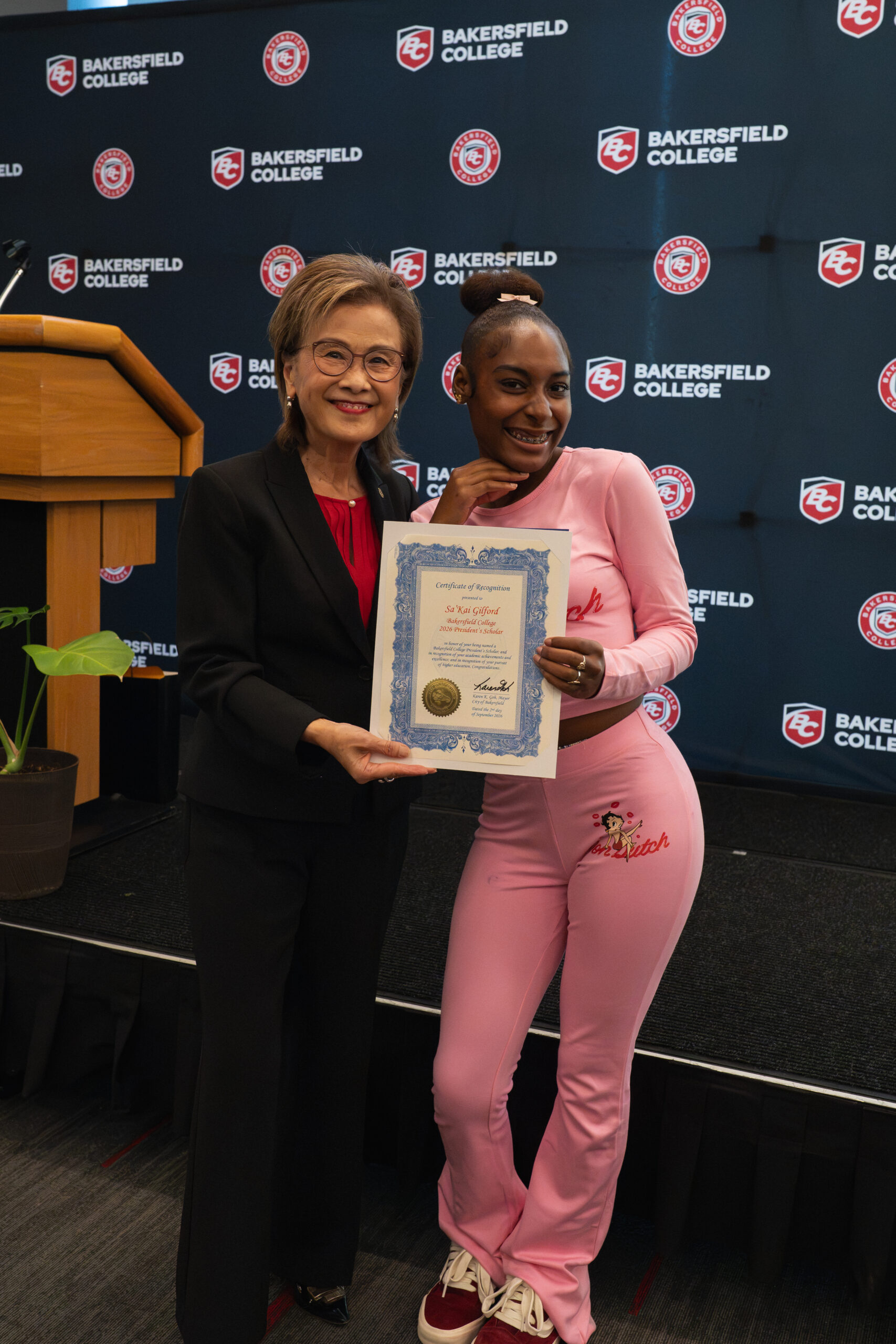 Sa’Kai Gilford poses with her President’s Scholar certificate with Mayor Goh
